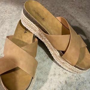 Soda brand platform sandals